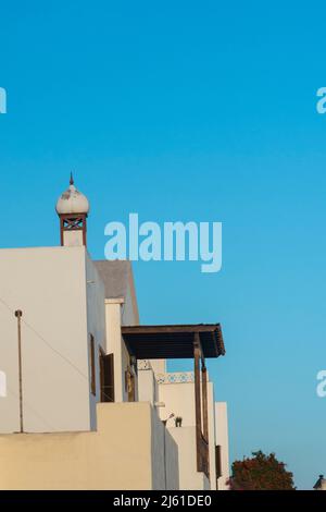 Schöne Kamine sind typisch für die traditionellen Häuser von Lanzarote, einer der Kanarischen Inseln. Stockfoto