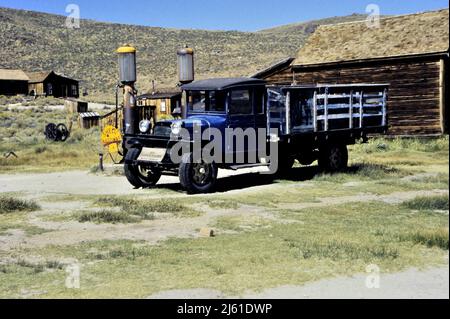 Auffällige Landschaft mit alten Oldtimer-Lastwagen in der Geisterstadt Bodie in CA, in den USA Stockfoto