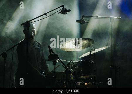 Breslau, Breslau, Polen. 27. April 2022. Wir werden sie mit Musik schlagen, lautet das Motto der #FreeUkraine Tour, an der zwei ukrainisch-polnische Bands Troye Zillia und Dagadana teilnehmen. Die Konzerte fanden am 26. April 2022 im Breslauer Club A2 auf dem Foto: Dagadana statt (Bildquelle: © Krzysztof Zatycki/ZUMA Press Wire) Stockfoto