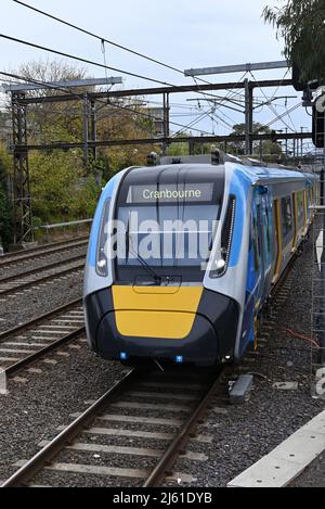 Vorderansicht eines Metro-Zuges mit hoher Kapazität, der an einem Signal vorbeifährt, während er in Richtung Cranbourne im Großraum Melbourne fährt Stockfoto