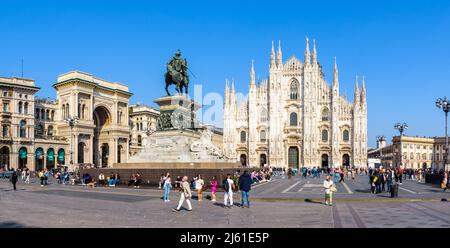 Piazza del Duomo an einem sonnigen Tag in Mailand, Italien, mit der Kathedrale, der Galerie Vittorio Emanuele II und der Statue von Vittorio Emanuele II. Stockfoto