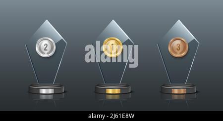 Vektor-Illustration mit Trophäen aus Glas. Realistische Kristallacryl Preise mit blanken Gold-, Silber- und Bronzemedaillen für Sieger, 3D Championshi Stock Vektor