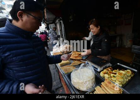 Backen verschiedener Brotsorten in einem mobilen Tandoor-Ofen. Nanjing, China. Stockfoto