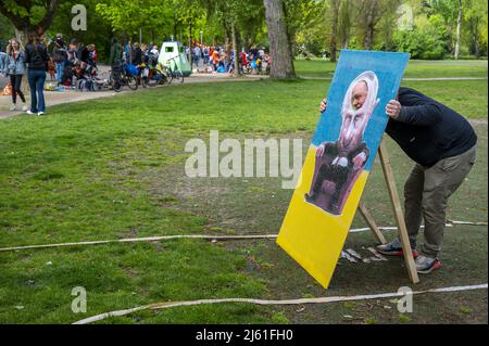 MAASTRICHT-Netherlands, 2022-04-27 08:49:05 AMSTERDAM - Kinder und Eltern können sich auf dem freien Markt in Vondelpark während des King's Day Vergnügen. Nach zwei Jahren, in denen der King's Day aufgrund der Corona-Pandemie in kleinem Umfang gefeiert werden musste, wird die Party auch in diesem Jahr wieder im großen Stil gefeiert. ANP EVERT ELZINGA niederlande Out - belgien Out Stockfoto