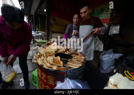 Backen verschiedener Brotsorten in einem mobilen Tandoor-Ofen. Nanjing, China. Stockfoto