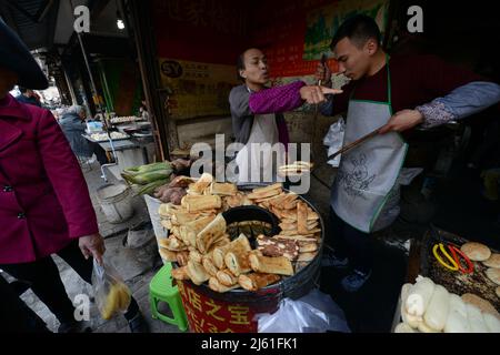 Backen verschiedener Brotsorten in einem mobilen Tandoor-Ofen. Nanjing, China. Stockfoto