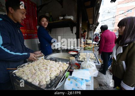 Backen verschiedener Brotsorten in einem mobilen Tandoor-Ofen. Nanjing, China. Stockfoto