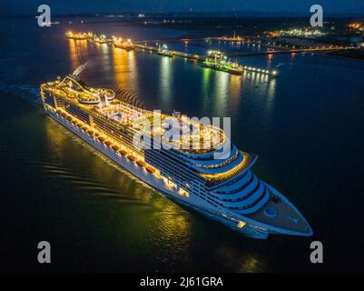 MSC Preziosa ist ein Fantasia-Klasse-Kreuzfahrtschiff, das von MSC Cruises betrieben wird. MSC Preziosa Ankunft in Southampton am frühen Morgen. Stockfoto