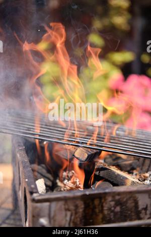 Barbecue-Grill. Detail der Feuerflammen. Stockfoto