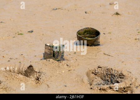 Beim Maldon Mud Race 2022 auf dem River Blackwater, Essex, Großbritannien, steckten die Gummistiefel von Wellington im Schlamm fest. Untergetauchte Schuhe Stockfoto