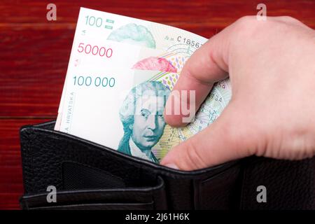 Altes kroatisches Geld - Dinar in der schwarzen Brieftasche Stockfoto