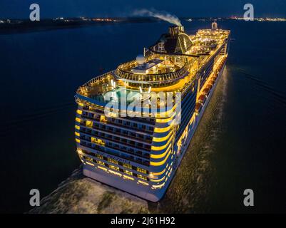 MSC Preziosa ist ein Fantasia-Klasse-Kreuzfahrtschiff, das von MSC Cruises betrieben wird. MSC Preziosa Ankunft in Southampton am frühen Morgen. Stockfoto