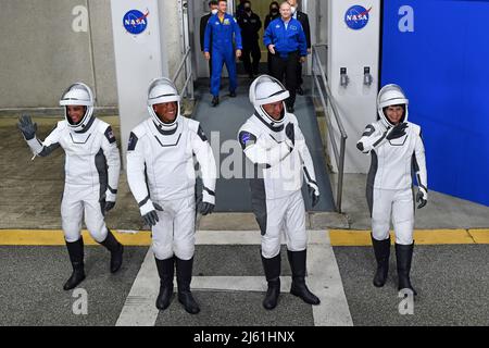 SpaceX NASA Crew-4 Mitglieder Jessica Watkins, Robert Hines, Kjell Lindgren und Samantha Cristoforetti (l zu r) posieren, nachdem sie am Mittwoch, den 27. April 2022, aus dem Neil Armstrong O&C Building im Kennedy Space Center, Florida, gelaufen sind. Foto von Joe Marino/UPI Credit: UPI/Alamy Live News Stockfoto