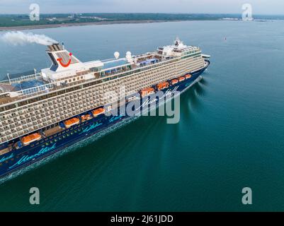 Mein Schiff 3 ist ein Kreuzfahrtschiff im Besitz von TUI Cruises. Aufnahmen am frühen Morgen auf dem Weg zum Hafen von Southampton Stockfoto