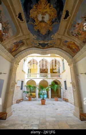 Der Palazzo della Marra ist ein Gebäude aus der Renaissance, Barletta. Apulien, Italien. In der charakteristischen barocken Pracht, Palazzo Marra Stockfoto