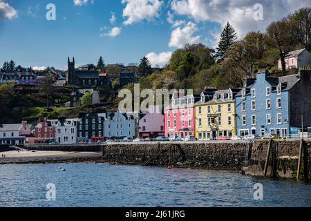 Der wunderschöne Hafen von Tobermory auf der Insel Mull mit seinen pastellfarbenen Häusern entlang der Strandpromenade ist zu jeder Jahreszeit ein Genuss Stockfoto