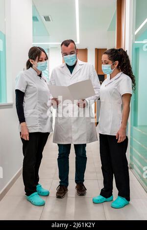 Arzt mit Krankenschwestern diskutieren medizinischen Bericht in der Kieferheilkunde Klinik Stockfoto