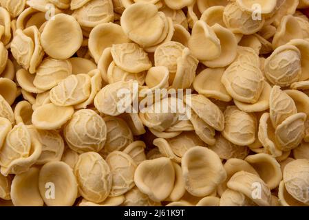 Olecchiette, italienische Pasta aus Apulien, hergestellt aus Hartweizenmehl und Wasser, typisch für die apulische Küche, aus der Nähe von oben Stockfoto