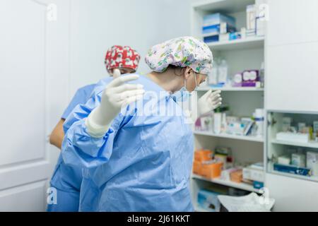 Gesundheitsarbeiter in Uniform arbeiten in der Tierklinik Stockfoto