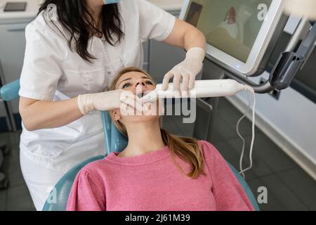 Zahnarzt mit Zahnkamera zum Scannen der Zähne des Patienten in der Zahnklinik Stockfoto