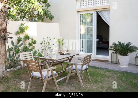 Tisch und Stühle im Garten des Hauses Stockfoto