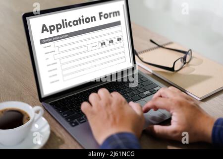 Geschäftsleute, die am Laptop arbeiten, verwenden Online Web Job Application Form Monitor Persönliche Informationen Stockfoto