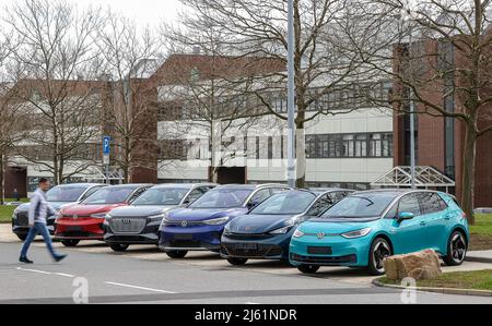 26. April 2022, Sachsen, Zwickau: Ein Mitarbeiter spaziert durch die Palette der E-Fahrzeuge, die im Volkswagen-Werk Zwickau produziert werden. Das sind Audi Q4 e-tron Sportback (l-r), VW ID.5 GTX, Audi Q4 e-tron, VW ID.4, Cupar Born und VW ID.3. Neben VW-Fahrzeugen kommen im Werk auch Fahrzeuge der Marken Audi und Seat vom Band. Die Fahrzeuge basieren auf dem Modular Electric Toolkit. Volkswagen hat den rund 9.000 Mitarbeiter beschäftienden Standort zu einem reinen Elektrofahrzeug-Werk für 1,2 Milliarden Euro umgebaut und nun den Umbau zum E-Standort abgeschlossen. Ph Stockfoto