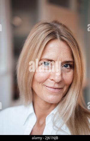Selbstbewusste reife Frau mit blonden Haaren Stockfoto