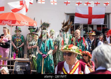 St. Georges Day England; Feierlichkeiten mit Menschen in Kostümen, Morris-Tänzern und St. Georges-Flagge, englische Tradition; Hundon, Suffolk UK Stockfoto