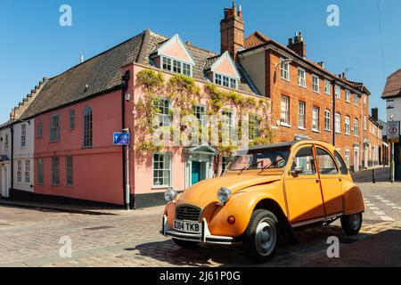 Der 2CV in Norwich Centre, Norfolk, England. Stockfoto