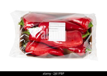 Abgepackter und beschrifteter Paprika auf einem isolierten weißen Hintergrund Stockfoto