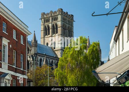 Frühlingsnachmittag im historischen Zentrum von Norwich, Norfolk, England. Der Turm der St. Johannes der Täufer-Kathedrale in der Ferne. Stockfoto