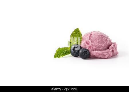 Heidelbeer-Eislöffel isoliert auf weißem Hintergrund Stockfoto