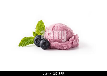 Heidelbeer-Eislöffel isoliert auf weißem Hintergrund Stockfoto