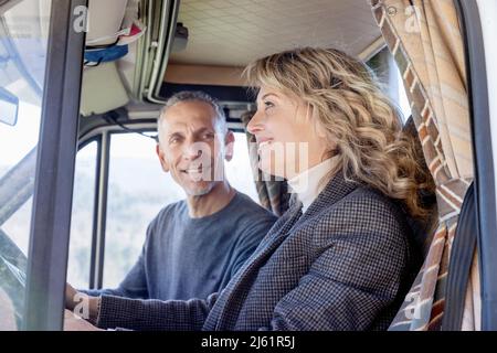 Frau, die auf der Autoreise mit einem Wohnmobil unterwegs ist Stockfoto