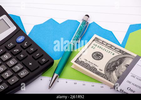 Ein Geldschnur, ein Taschenrechner und ein Stift liegen auf einem Blatt mit einer Farbkarte, Nahaufnahme Stockfoto