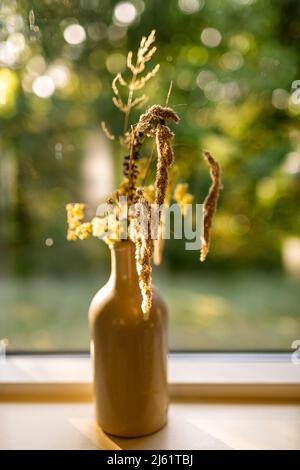 Blumenvase auf Fensterbank zu Hause Stockfoto