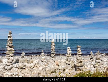 Steinhaufen am Strand an sonnigen Tagen Stockfoto