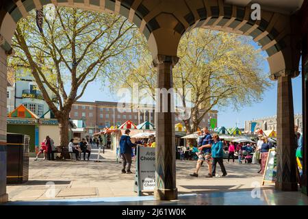 Frühlingsnachmittag in der Royal Arcade in Norwich, Norfolk, England. Stockfoto