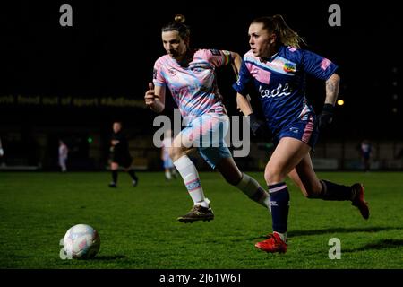 Natalie Washington (TRUK FC) und Sophie Manzi (Dulwich Hamlet) beim Spiel zwischen Dulwich Hamlet und Trans Radio UK auf dem Champion Hill in London, Großbritannien Stockfoto