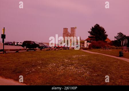 Reculver Bay Country Park, der die Zwillingstürme zeigt, remants einer Kirche, mit dem Cark Park, Insel thanet, Ost-kent, uk märz 2022 Stockfoto