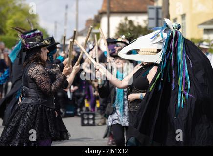 Molly Dancing UK - eine Form von Morris Dancing - die Molly-Gruppe ' Boudicca Border Morris ' tritt bei den St. Georges Day Feiern, Hundon, Suffolk UK auf Stockfoto