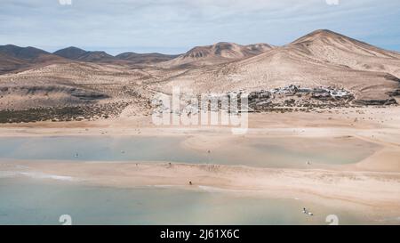 Drohnenansicht des tropischen Sandstrands auf der Insel Fuerteventura, Spanien Stockfoto