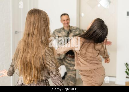 Haus der Familie Gruß Militär Vaters beurlaubt Stockfoto