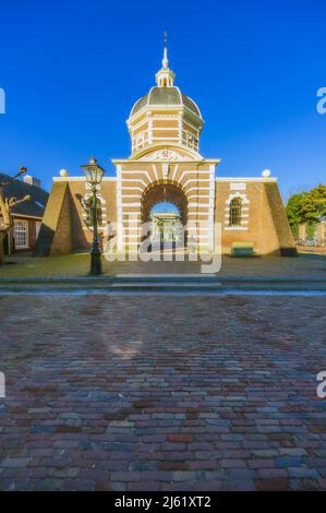 Niederlande, Südholland, Leiden, gepflastertes Gelände vor dem Morspoort-Tor Stockfoto