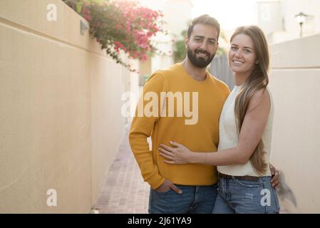Lächelndes Paar, das auf dem Fußweg steht Stockfoto