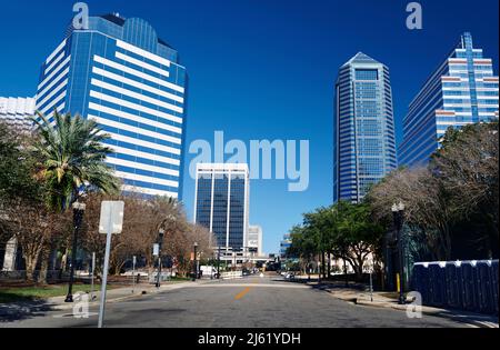 Jacksonville, Florida, Street an sonnigen Tagen inmitten moderner Bürogebäude in der Stadt Stockfoto