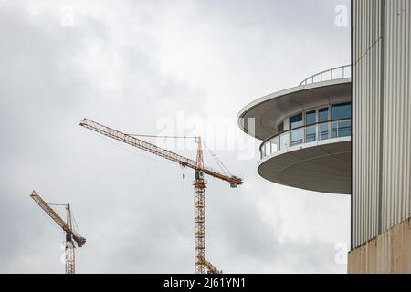 Deutschland, Hamburg, Lighthouse Zero und Kräne des Hamburger Hafens Stockfoto