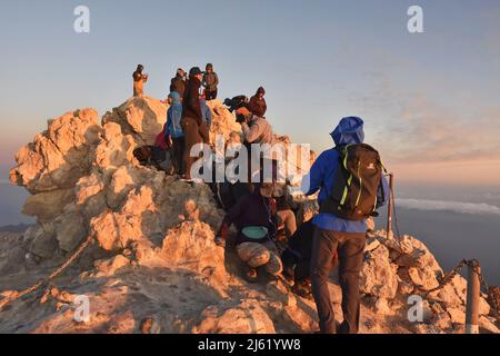 Gruppe von Wanderern auf dem Gipfel des Teide (3718 m Höhe) am Morgen, Teide Nationalpark Teneriffa Kanarische Inseln Spanien. Stockfoto