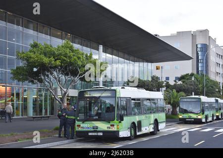 Busse vor dem Intercambiador (Hauptbusbahnhof) in Santa Cruz de Teneriffa Kanarische Inseln Spanien. Stockfoto